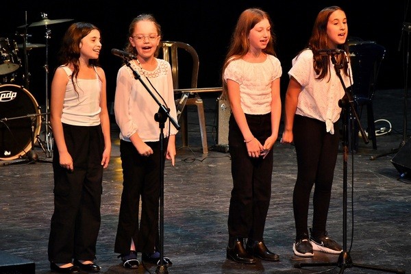 ארבע בנות שרות