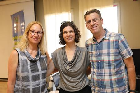 מימין לשמאל אבי סמוביץ - סגן ראשת המועצה, לילך מינצר - מנהלת מחלקת צעירים ומלגות ודליה אייל - ממ וסגנית ראשת המועצה