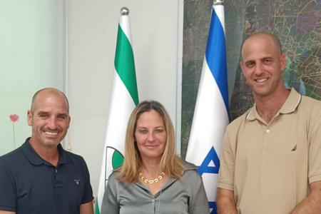 שלומית שיחור ראשת המועצה, עם עודד הלפרין – ראש המועצה המקומית כפר תבור וניצן פלג – ראש המועצה האזורית גליל תחתון.