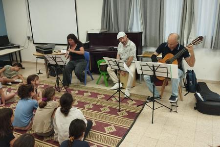 התלמידות והתלמידים במפגש מוזיקלי