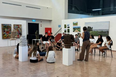 תלמידים ותלמידות מבית הספר עמקים תבור בתערוכה