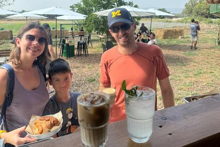 נהנים מההטבה בעגלת הקפה הקטפת