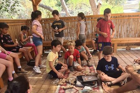 ילדות וילדים בפעילות בקייטנה של בית הספר של החופש הגדול 