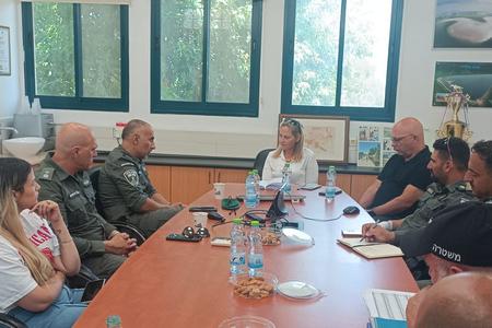 פגישה עם מפקד מגב פגישה עם מפקד מגב