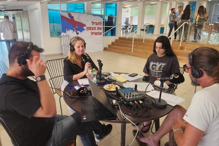 שלומית שיחור רייכמן, ראשת המועצה בראיון ברדיו קול רגע במהלך הכנס שלומית שיחור רייכמן, ראשת המועצה בראיון ברדיו קול רגע במהלך הכנס