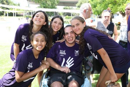 קייטנת כיף מיוחד לי בעמק - חניך עם חלק מצוות המדיכות 