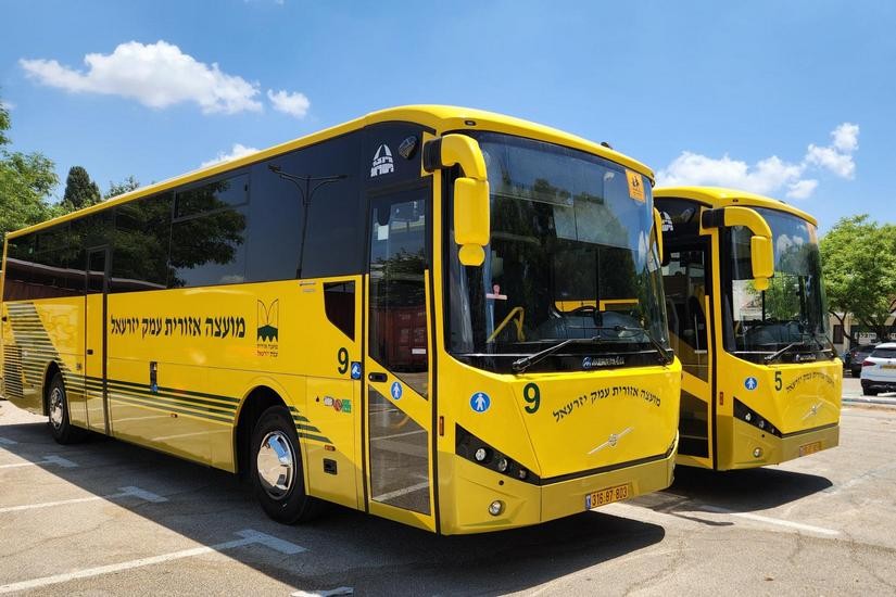 שני אוטובוסים צהובים של המועצה