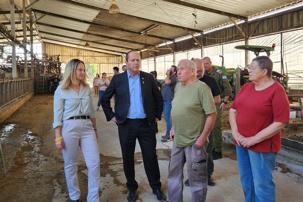 ראשת המועצה ושר הכלכלה בביקור ברפת שנפגעה מנפילת טיל