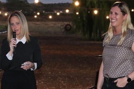 שלומית שיחור רייכמן – ראשת המועצה ונירית גוטמן גל - מנהלת אגף קהילה ורווחה במועצה