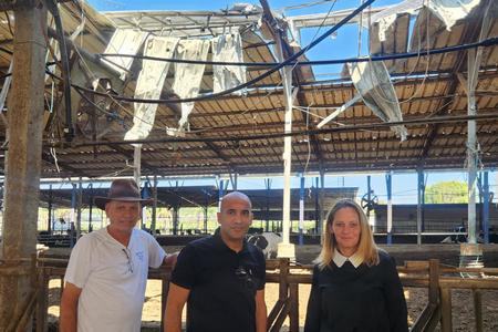 ראשת המועצה עם מזכל תנועת המושבים ברפת בבית שערים