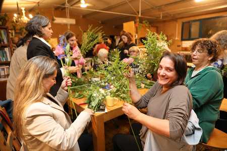 פעילות שזירת פרחים ביער המאכל