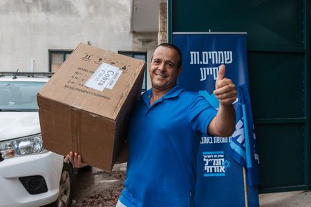 חלוקת ציוד לצוותי הצלי ביישובים תרומת החמת האזרחי