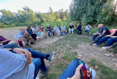 משתתפי הקבוצה כמעיין המתגבר יושבים במעגל בטבע