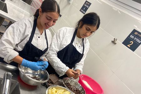 תלמידות מכינות עוגיות