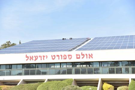 מערכת סולארית על גג אולם הספורט ליד בית המועצה