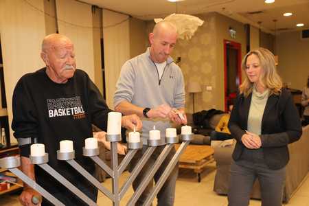 הדלקת נר חנוכה