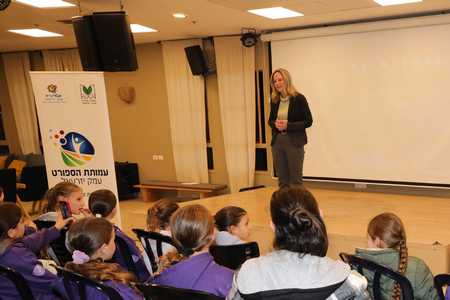 ראשת המועצה מברכת את הספורטאיות באירוע