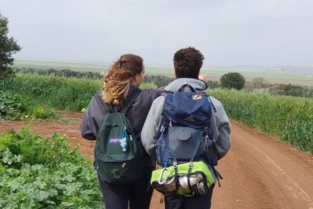 צעירים בטיול בשדות העמק