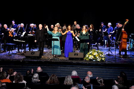 מתוך המופע: משירי אהוד מנור, בביצוע סימפונט רעננה וסולניות האופרה הישראלית