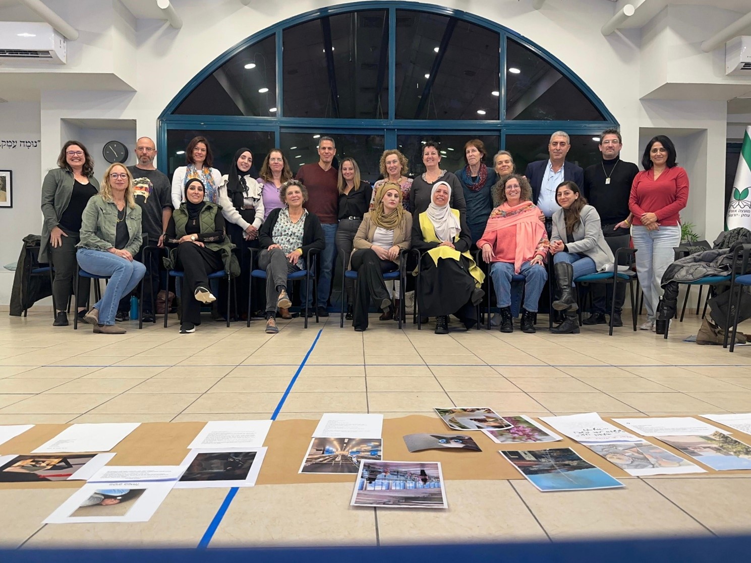 תמונת המשתתפות והמשתתפים עם תוצרי פעילות באולם המליאה במועצה