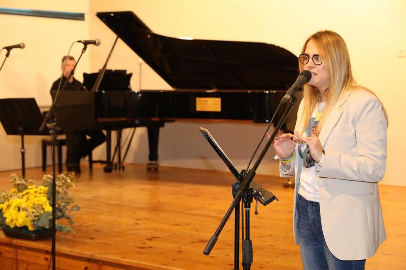 נגה גור אריה דודתו של אלון אהל בקונצרט לכבודו