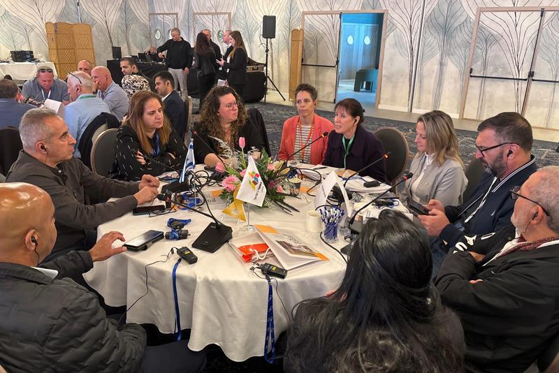 ראשת המועצה ומשתתפי שולחן עגול בכנס ראשי רשויות