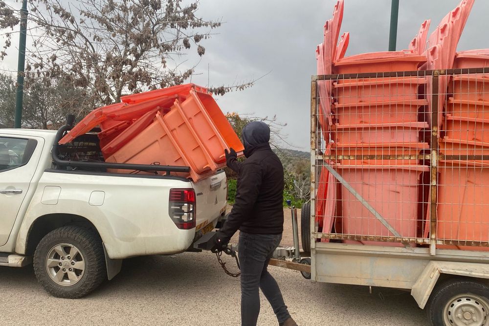 חלוקת פחים כתומים