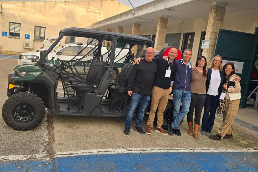 סיור המשלחת במחסני החירום של המועצה