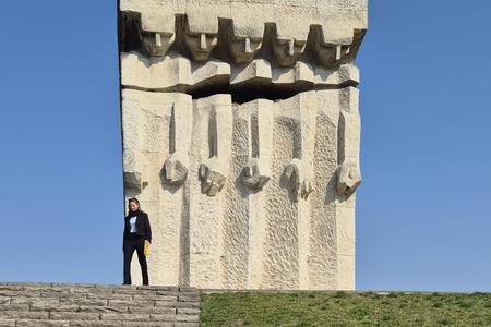 באנדרטה לזכר הקורבנות במחנה ההשמדה מיידנק בפולין