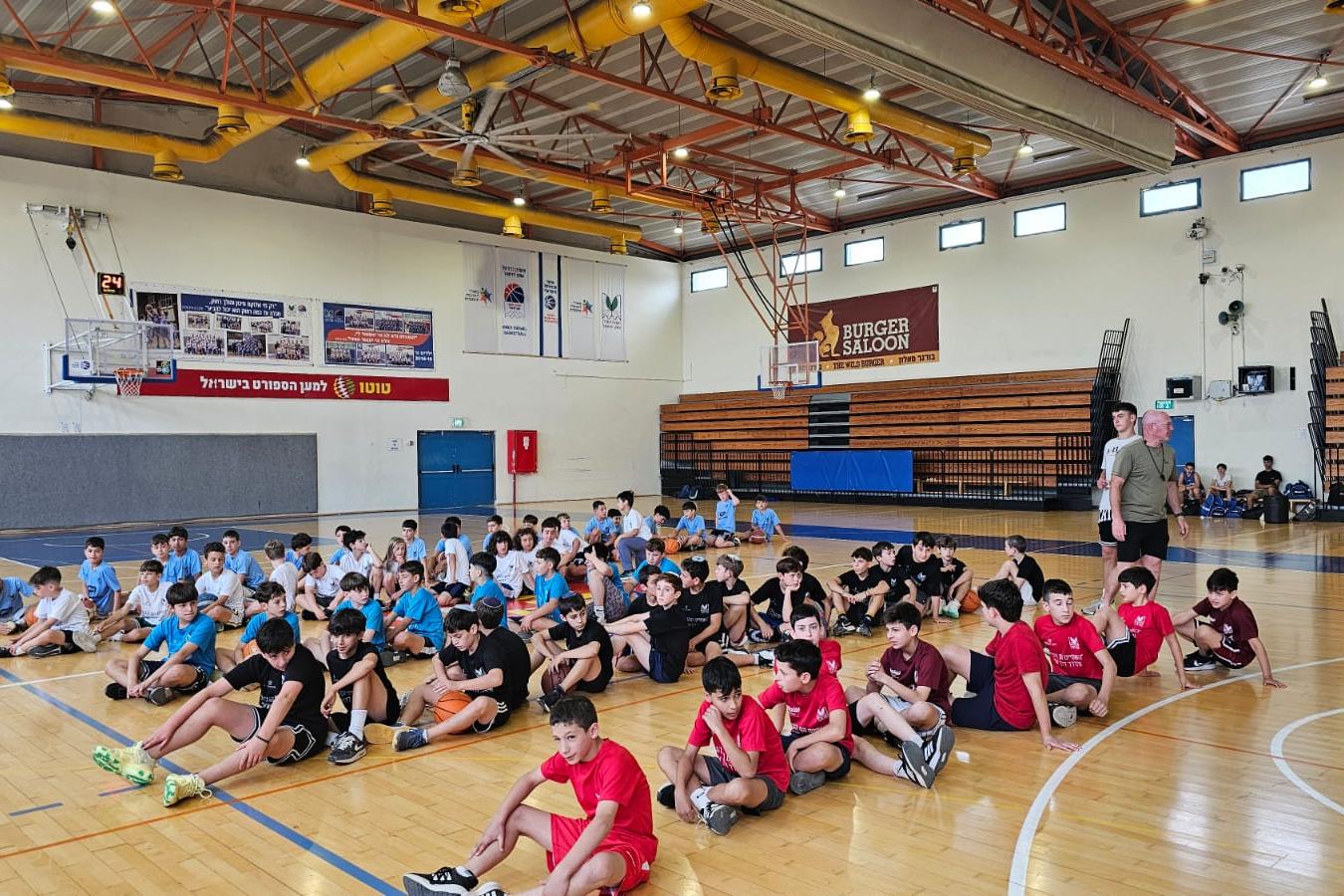 ילדים בהפנינג כדורסל