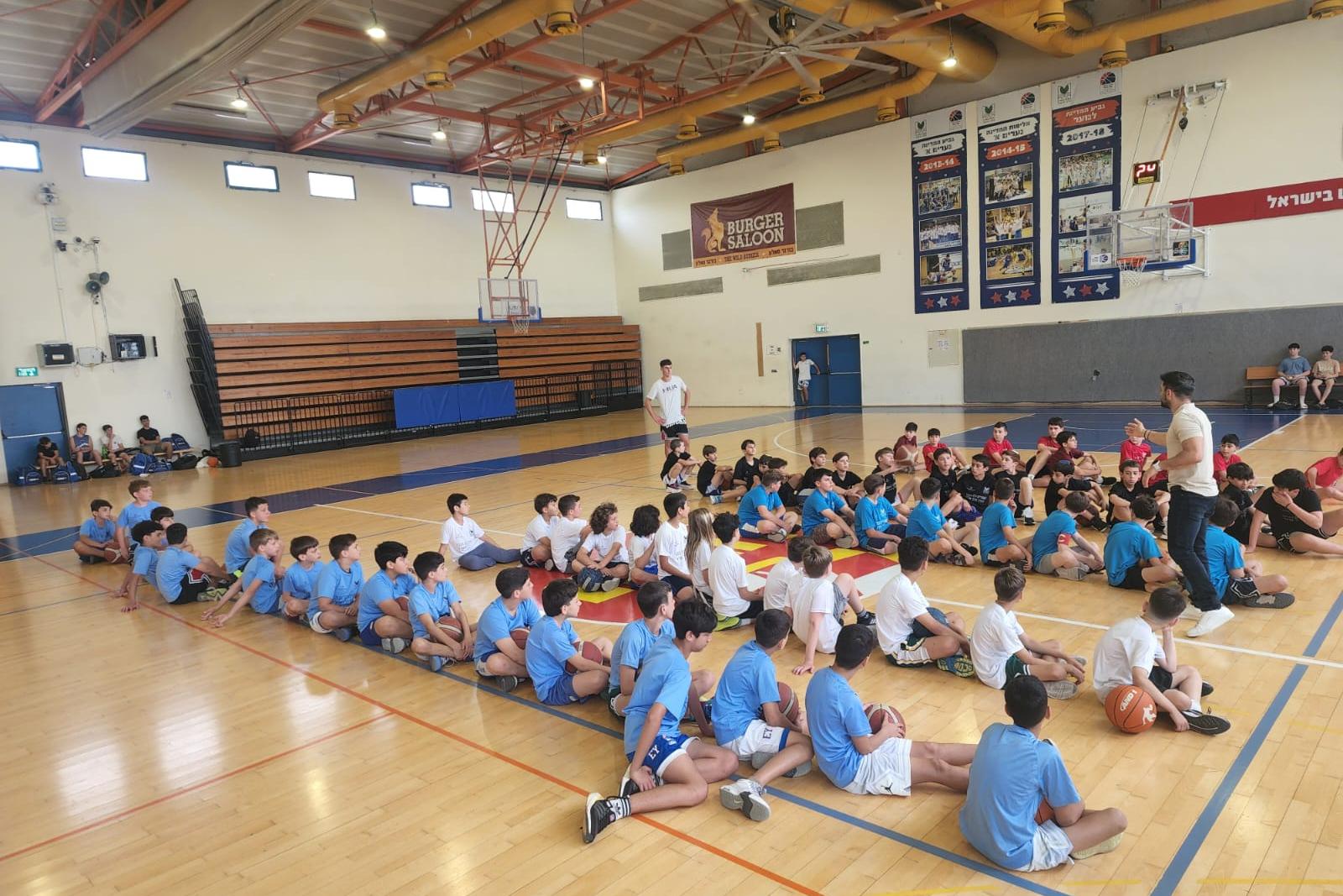 ילדים בתדריך לפני תחילת הפעילות