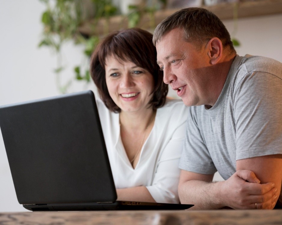 גבר ואישה צופים במחשב נייד