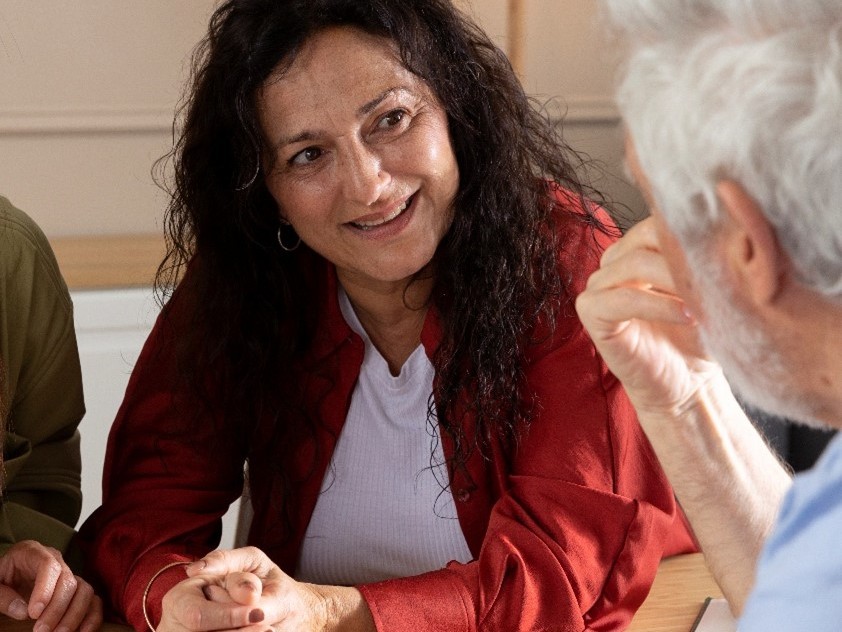 מנחה ומשתתפת בשיחה אישית