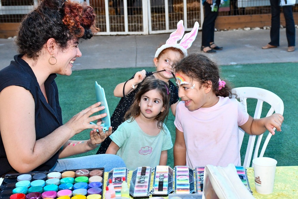 ילדות בדוכן לציורי פנים