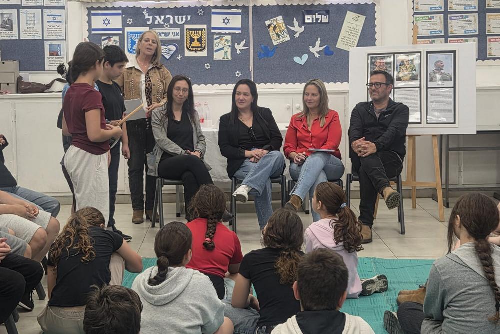 ראשת המועצה עם אבי הרוש, אביו של ריף באירוע הקראת הספר השביל של ריף