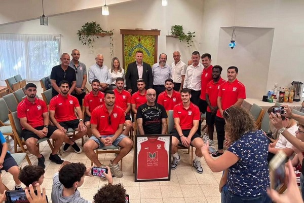 נציגי קבוצת כדורגל בני סכנין בסוכה של קהילת חנתון