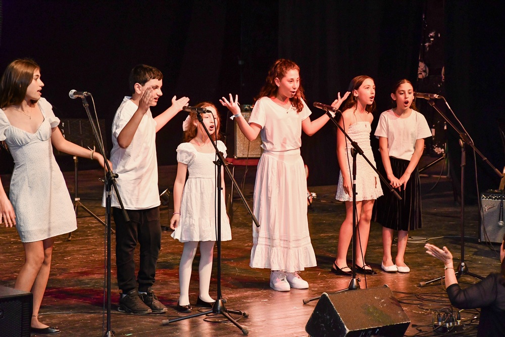 ילדים וילדות שרים.ות 