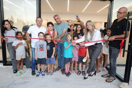 ראשת המועצה גוזרת את הסרט בבית העם בכפר ברוך