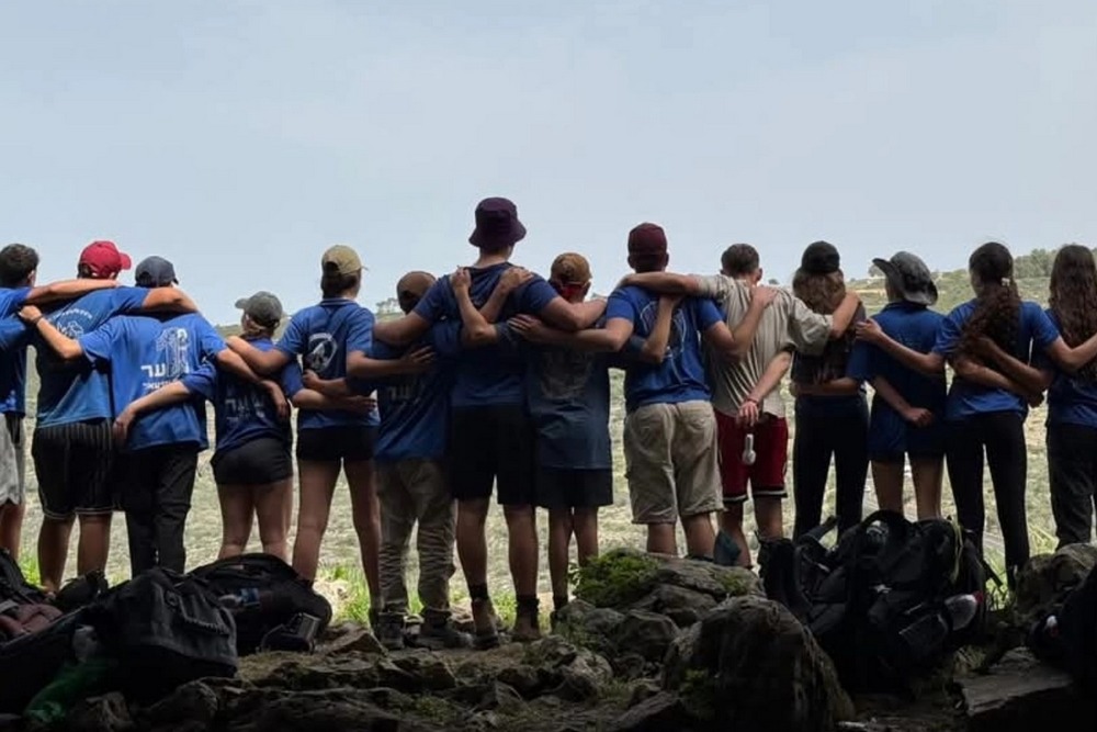 נוער עמק יזרעאל עומדים כתף אל כתף מחובקים