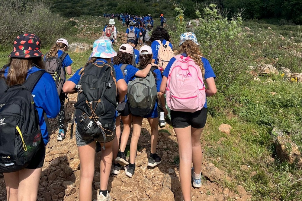 נערים ונערות בטיול בעמק 
