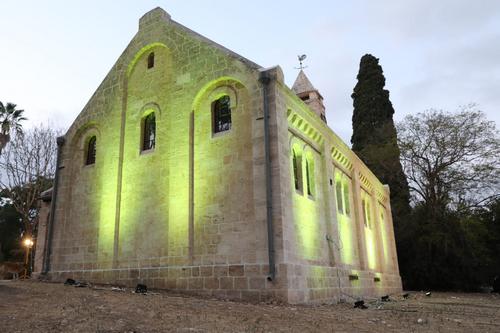 כנסיית אלוני אבא מוארת