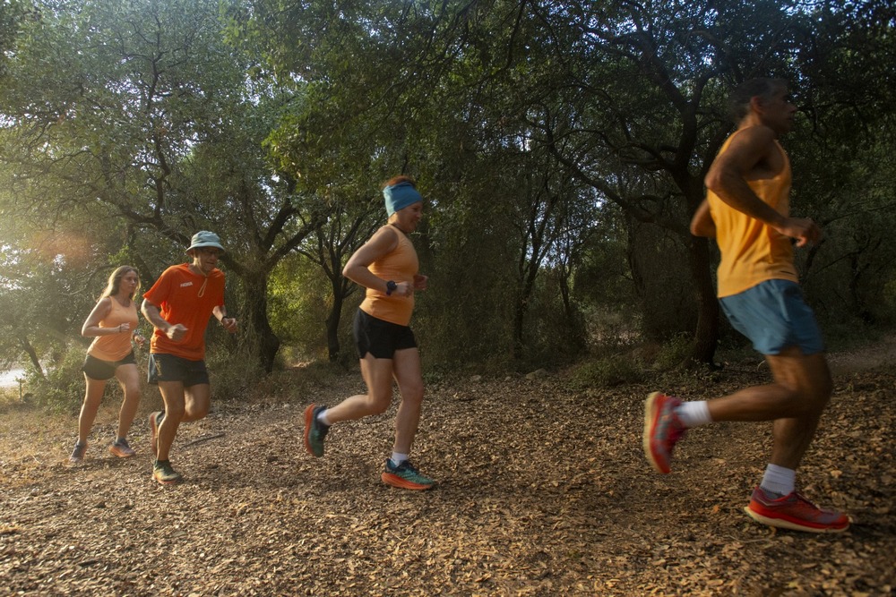 רצים ורצות במרוץ סובב עמק