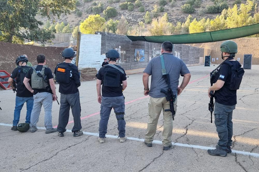 קבוצה באימון ירי במטווח בגניגר