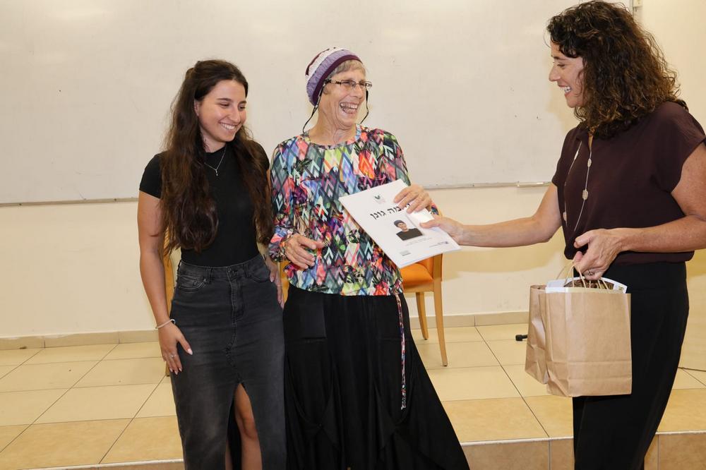 הענקת הספר לאחת המשתתפות 