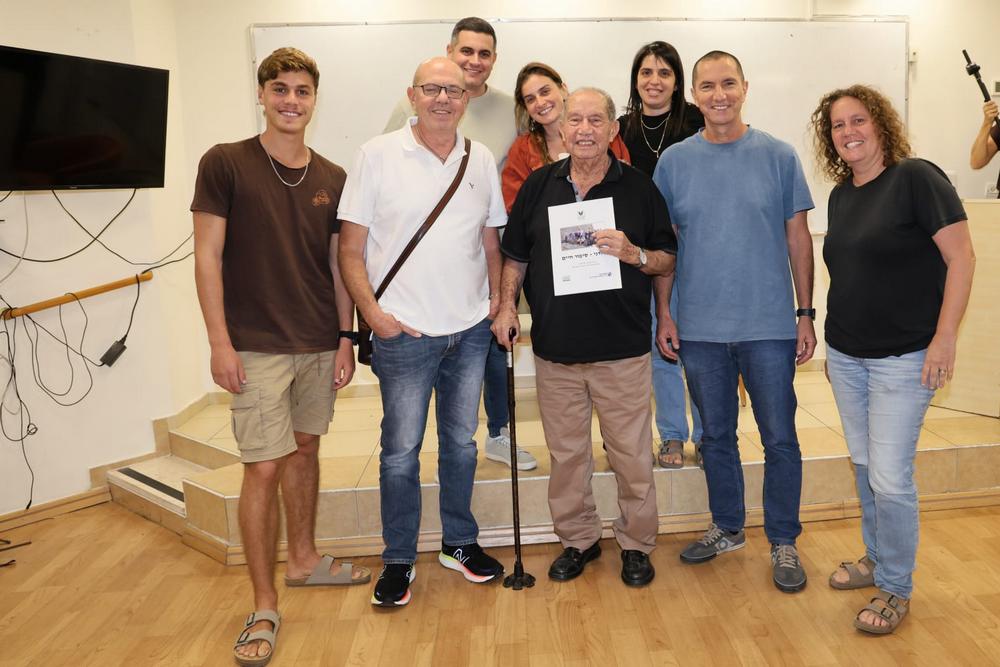 הענקת ספר חיים לאחד ממשתתפי הפרוייקט