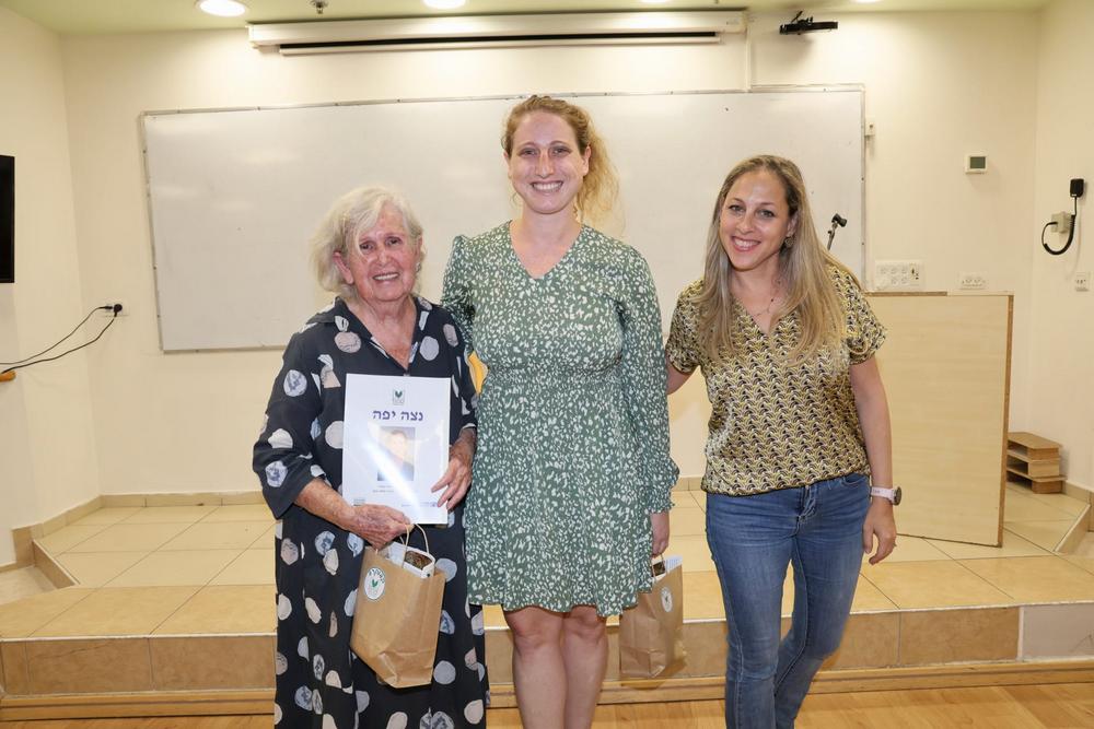 הענקת הספר לאחת המשתתפות 