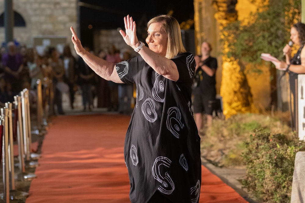 אחת המשתתפות צועדת על המסלול