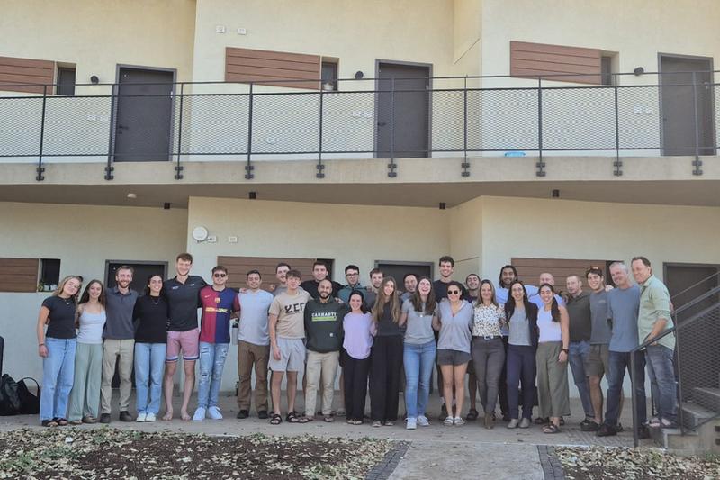 עם גרעין צבר במכינת חנתון על רקע המבנים החדשים שלהם