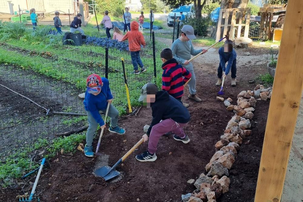 ילדים וילדות עובדים בגינה הקהילתית2