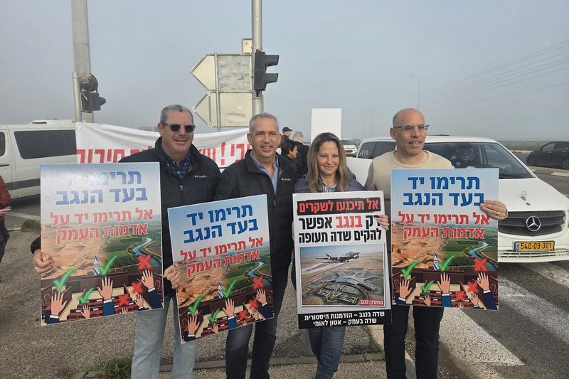 עם ראשי רשויות בהפגנה בצומת נהלל